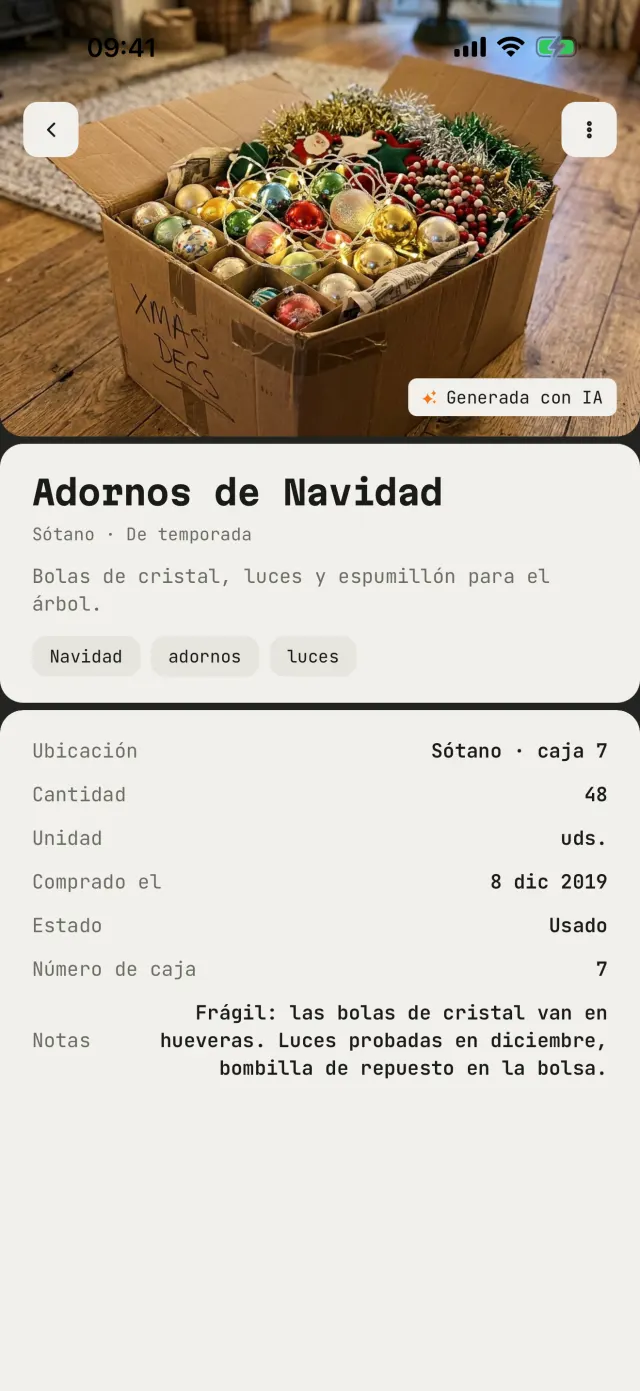 La tarjeta de una caja de adornos de Navidad: sótano, caja 7